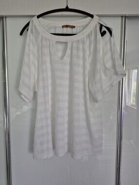 Belldini White Short Sleeve Keyhole Blouse